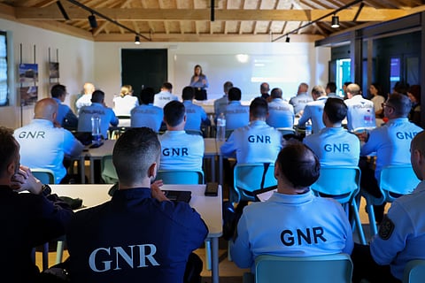 Inspetora-geral foi até o terreno conversar com os polícias.