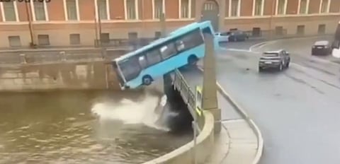 Pelo menos três mortos em queda de autocarro num canal de São Petersburgo (com vídeo)