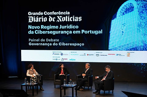 Momento da Grande Conferência DN, com Valentina Marcelino, diretora-adjunta do jornal, Lisa Bandari, embaixadora do Reino Unido e Cabo Verde em Portugal, Ricardo Figueiredo, cybersecurity expert na agência europeia ENISA, Pedro Lomba, ex-secre