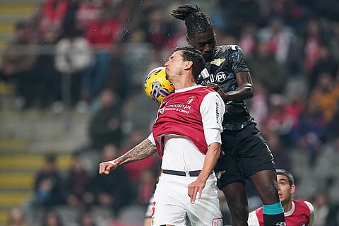José Fonte e Assué em disputa pela bola. HUGO DELGADO/LUSA