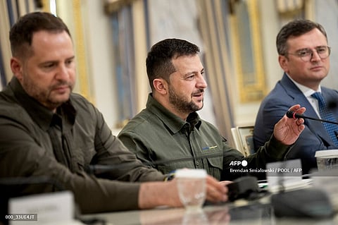 Zelensky ladeado do todo-poderoso chefe de gabinete Andriy Yermak e do demissionário Dmytro Kuleba (à dir.).
