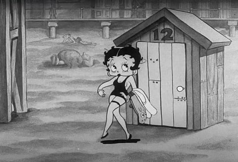 Na praia com Betty Boop.