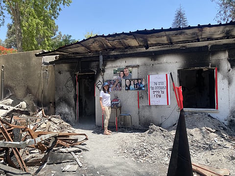 Irit Labau junto à casa da família Siman Tov oito meses após o massacre.