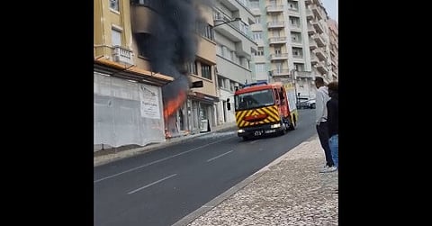 Incêndio destrói loja de bicicletas perto do Marquês de Pombal e faz dois feridos (com vídeo)