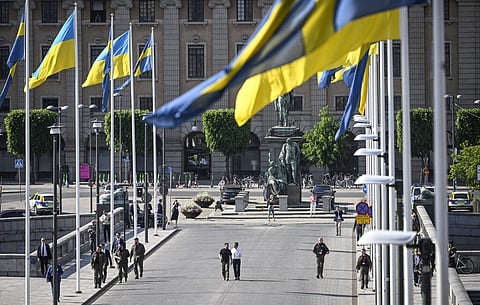 PM sueco Kristersson acompanha Zelensky ao palácio de Estocolmo para este ser recebido pelo rei.