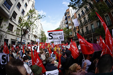 Milhares de pessoas estão na rua, manifestando apoio a Sánchez.