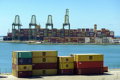 Exportações de bens caem 14,9% e importações 6,3% em fevereiro