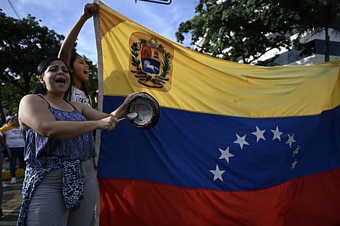 Muitos manifestantes protestaram batendo em tachos e panelas, como é tradição no país.