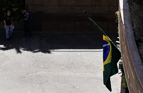 Bandeira brasileira no edifício da embaixada argentina em Caracas.