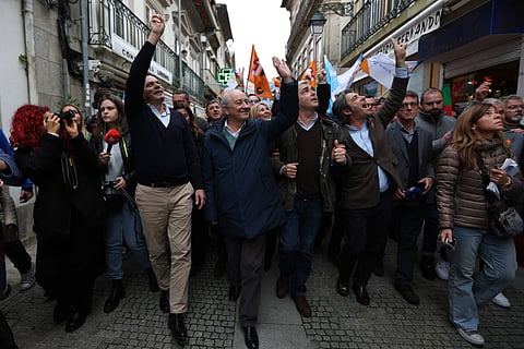 Luís Montenegro, da AD, acompanhado por Rui Rio, ex-presidente do PSD, e Nuno Melo, lider do CDS-PP, durante uma arruada em Viana do Castelo
