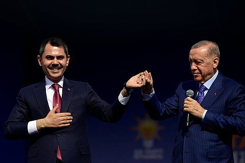 Murat Kurum (à esq.), candidato dos conservadores islâmicos do AKP de Erdogan. YASIN AKGUL/AFP