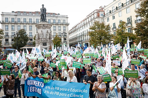 Centenas de professores de todo o país concentrados no Rossio em Lisboa