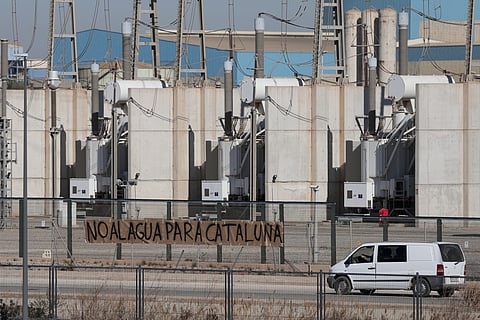 “Não à água para a Catalunha”, dizia cartaz na central de dessalinização de Sagundo, em Valência, de onde sairá água em navios para Barcelona.