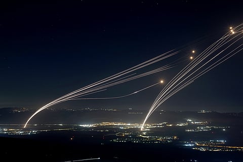 Mísseis disparados por drones de Israel para interceptar projéteis lançados pelo Líbano.