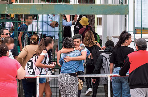 Emoção à porta da escola. Cerca de 130 alunos preferiram ficar em casa no dia seguinte à tragédia.