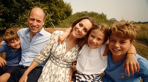A princesa e o príncipe de Gales com a família.