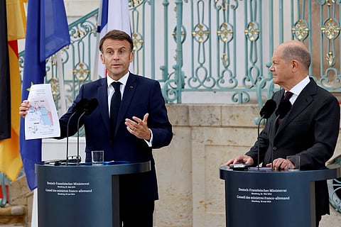 Ao lado de Scholz e com um mapa da Ucrânia na mão, Macron defendeu o direito de Kiev atingir solo russo.