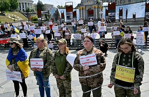 Familiares dos soldados manifestam-se em Kiev a exigir rotatividade na linha da frente.