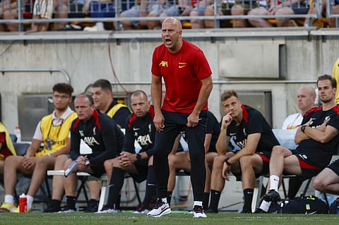 Postura de Arne Slot, novo técnico do Liverpool, contrasta com a do seu antecessor no cargo, o alemão Jürgen Klopp- -- Foto: Peter POWELL / AFP