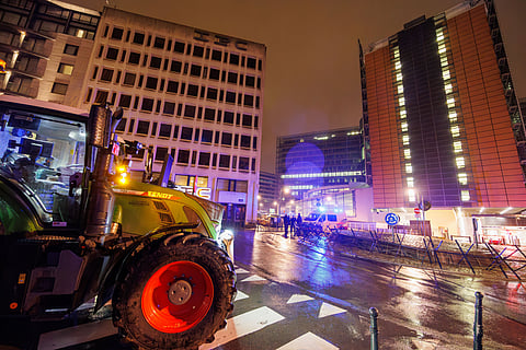 Agricultores rompem barreira de segurança das instituições europeias. Polícia usa gás pimenta