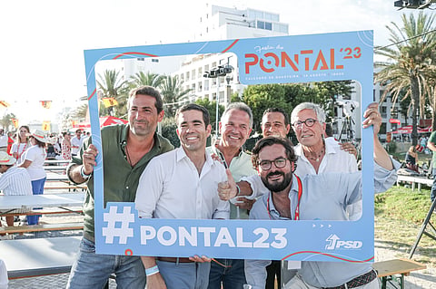 O atual líder parlamentar do PSD, Hugo Soares, junto com o ministro da Presidência, António Leitão Amaro, e outros sociais-democratas, na Festa do Pontal de 2023.