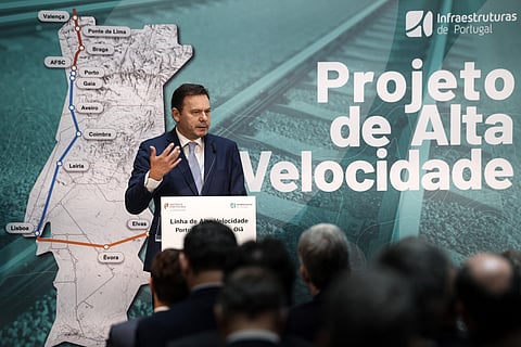 Luís Montenegro na apresentação da adjudicação ao consórcio Lusolav da concessão da primeira de três fases (Porto-Oiâ) da linha ferroviária de Alta Velocidade entre Lisboa e Porto