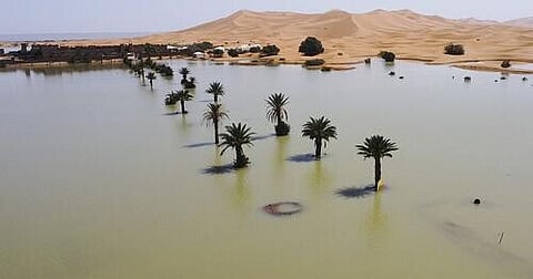Água corre pelas dunas de areia após raro dilúvio no deserto do Saara