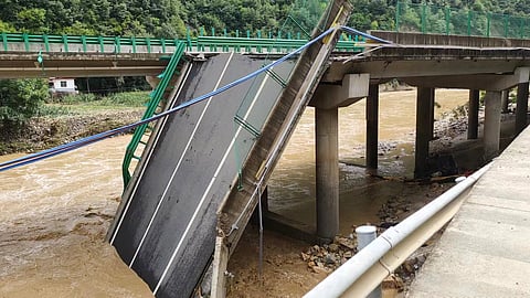 Ponte em Shangluo, na província de Shaanxi, no norte da China, desmoronou-se por causa de aguaceiros repentinos.