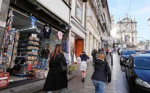 Na zona dos Clérigos, mas também na rua de Santa Catarina, nos Aliados ou em frente a São Bento, as lojas de 'souvenirs' são uma constante