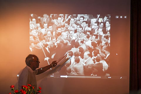 José Tavares Marcelino mostrou aos alunos da Secundária da Ramada imagens de uma grande manifestação de apoio a Humberto Delgado. -- Foto: Paulo Spranger/Global Imagens