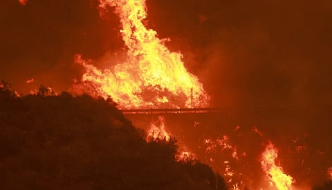 Incêndio a leste de Los Angeles ameaça milhares de casas e obriga a evacuações