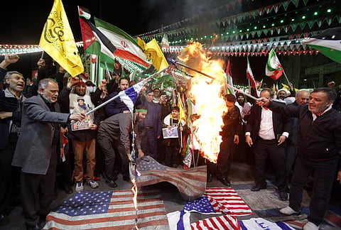 Iranianos protestaram em Teerão queimando bandeiras israelitas e dos EUA.