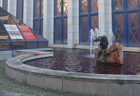 Climáximo tinge de vermelho fonte do edifício que alberga ministérios