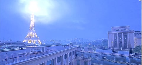 Torre Eiffel foi atingida por um raio. Veja aqui os vídeos