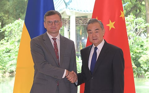Os chefes da diplomacia Dmytro Kuleba e Wang Yi em Cantão.