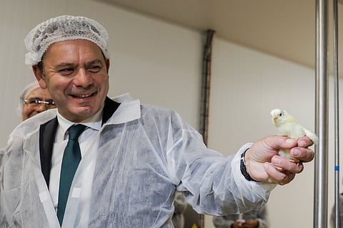 Luís Montenegro visitou esta segunda-feira um centro e incubação de aves em Pombal.