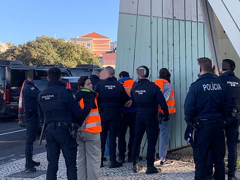 Detenção de ativistas que a 14 de dezembro bloquearam o Viaduto Duarte Pacheco, em Lisboa. Todas as raparigas, garantem, e só elas, foram mandadas despir para "revista". (Foto Climáximo.pt)