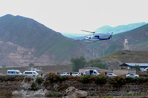 Uma das últimas imagens do helicóptero em que seguia Raisi, ao levantar voo da barragem inaugurada pouco antes no noroeste do país.