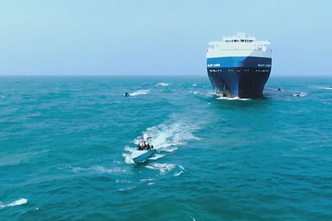 Navio atingido por "três mísseis" ao largo do Iémen