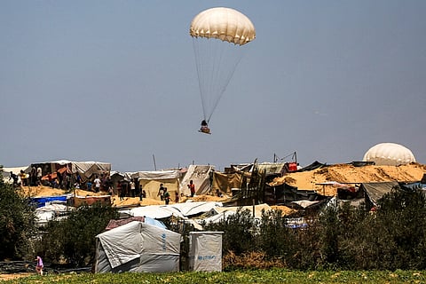 Ajuda humanitária jordana chega a Khan Yunis por via aérea.