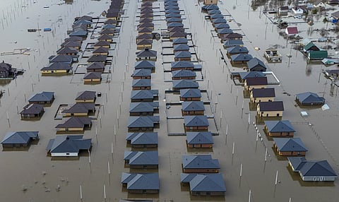 Zona residencial inundada nos arredores de Orenburg, na Rússia.