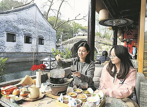 Na cidade de Shaoxing, em Zhejiang, região conhecida pela produção de huangjiu, revive-se uma tradição das dinastias Tang e Song denominada “Vinho aquecido no fogareiro”.