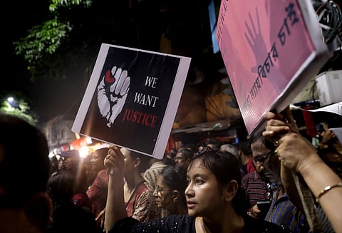 Profissionais de saúde indianos intensificam protestos após violação e assassínio de médica
