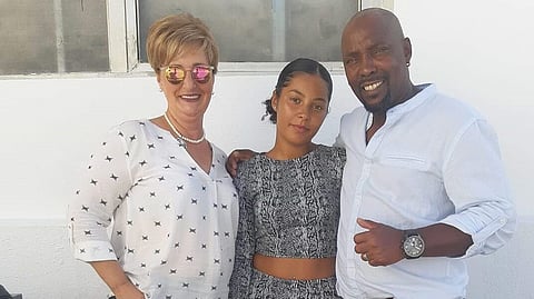 Lurdes Ferreira, viúva de Ademir Moreno, aqui com ele e a filha, crê "que houve motivação racial no crime". Ainda não sabe o que vai fazer, aguardando o conselho da advogada.