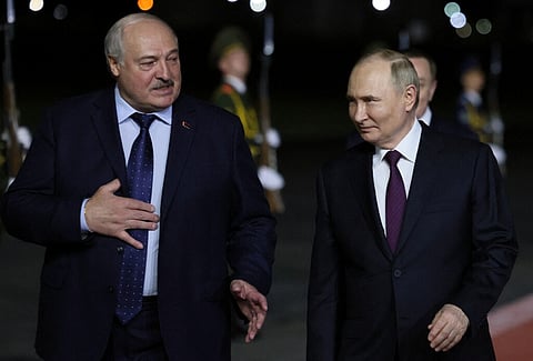 Líder russo foi recebido por Lukashenko em Minsk.