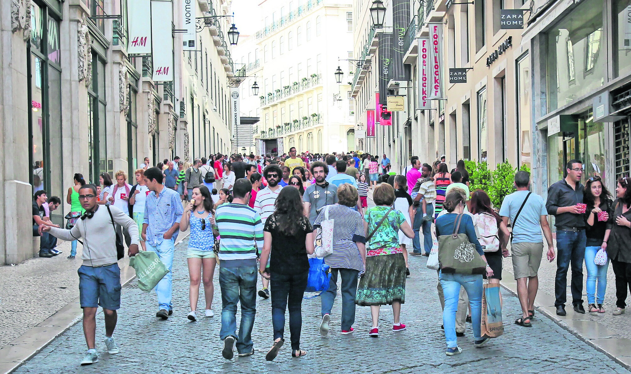 Famílias da zona euro e UE pouparam menos e investiram mais no 4.º trimestre de 2025