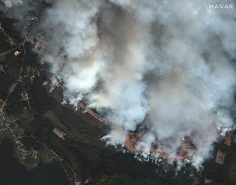 Imagem de satélite mostra o fumo a subir do arsenal de Toropets após o ataque ucraniano.