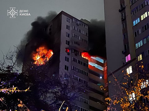 Drone russo atinge edifício residencial em Kiev e danifica vários apartamentos