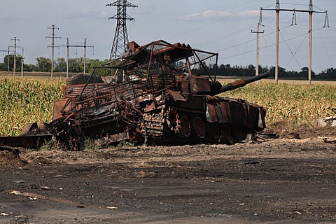 Um tanque russo destruído na ofensiva de Kiev junto a Sudzha.