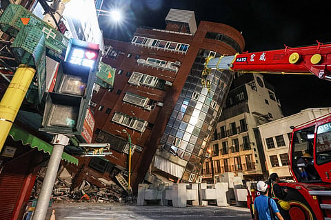 Um dos prédios danificados em Hualien, a cidade mais próxima do epicentro do sismo.